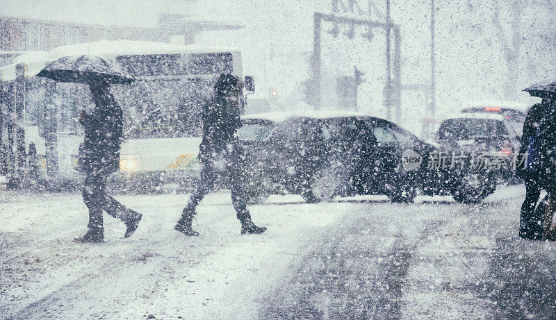 Pedestrians and traffic on a winter day